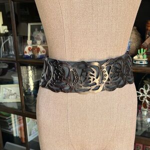 BETSY JOHNSON - Black Leather Floral Cutout Stretch Belt